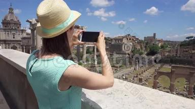女士靠近<strong>论坛</strong>罗曼努姆在手机上拍照。 女游客拍照罗马<strong>论坛</strong>