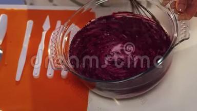在<strong>大圆</strong>形玻璃盘中手工搅拌紫罗兰和白色物质