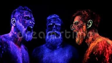 三个留胡子的男人在<strong>紫外线</strong>粉末中站立静止