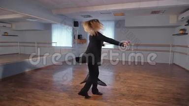 一个女人在空荡荡的工作室里上舞蹈课。 这是她的爱好。 她排练时心情很好。 尝试做一个360