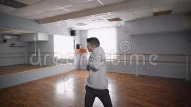 厅的<strong>舞蹈老师</strong>进行排练.. 他做缓慢而平稳的动作，从而完成所有动作