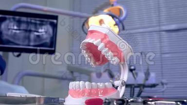 背景X光下颌骨和牙科工具模<strong>型</strong>