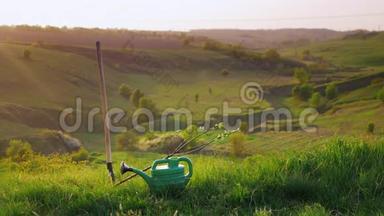 潘景：田园诗般的风景——青山绿水，草木茂盛. 概念-园艺、志愿工作、关怀
