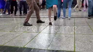 街头舞者双腿在街头音乐日表演林迪跳舞。