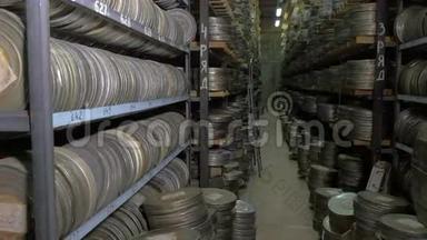 有大量录像带的大型电影档案。