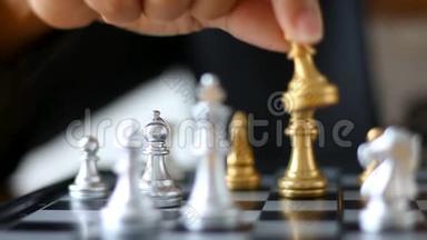 在棋盘游戏中为胜利者和失败者忙碌，近距离地举起<strong>手中</strong>的男子和商人<strong>手中</strong>的金棋和银棋