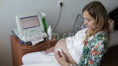 妇女在胎儿心脏监测期间检查。