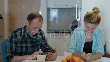 餐桌上的男人和女人默默地参与观看小玩意。