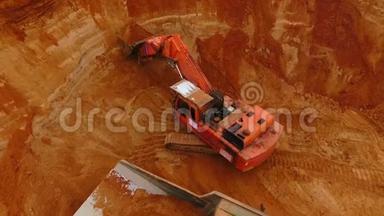 从上方看，挖掘机倒砂在翻<strong>斗车</strong>。 采矿业