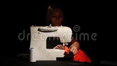 女孩缝在缝纫机上的<strong>红色布</strong>料。 关门