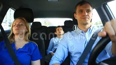 家人，<strong>爸爸妈妈</strong>和儿子一起上车，<strong>妈妈</strong>和孩子一起在车里睡觉