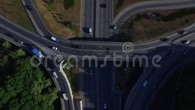俯视汽车在高速公路立交桥上行驶。 公路交叉口的汽车交通