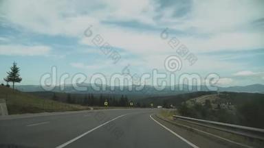从车前窗看，车在空山路上行驶，动作缓慢。 罗马尼亚夏季的公路旅行。