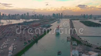 迈阿密，佛罗里达州，美国-2019年1月：空中无人驾驶飞机飞越迈阿密海港。 码头的船只和游轮。