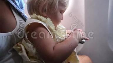 小童在飞机上玩安全带扣