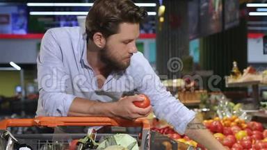 男人在商场买番茄和黄瓜