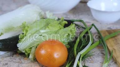 蔬菜：大白菜，黄瓜，番茄，，葱刀，砧板，盘子..