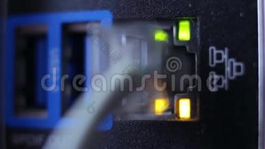 连接互联网电缆到电脑和LED<strong>灯闪烁</strong>，特写