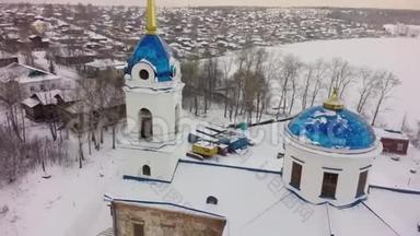 冬季大雪时，在白色教堂上空鸟瞰。 俄罗斯教堂的空中景观。 剪辑。 小镇教堂