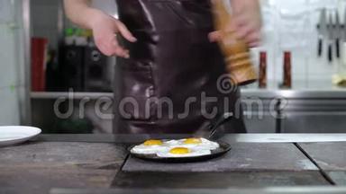 煎锅里煎鸡蛋.