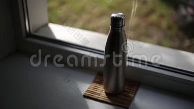 窗户背景上的水用钢<strong>制热</strong>瓶。