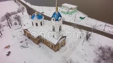 冬季大雪时，在白色<strong>教堂</strong>上空鸟瞰。 <strong>俄罗斯教堂</strong>的空中景观。 剪辑。 小镇<strong>教堂</strong>