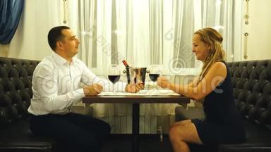 餐厅，情侣和度假的概念-兴奋的年轻女人在餐厅看着带订婚戒指的男朋友