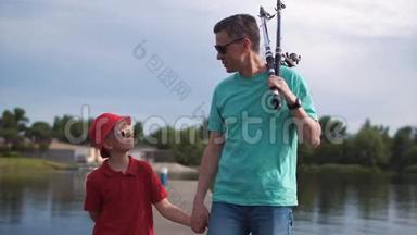 父亲和他的小儿子晚上钓鱼
