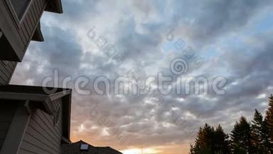 俄勒冈州<strong>欢乐谷</strong>住宅区郊区住宅屋顶的日落和云层