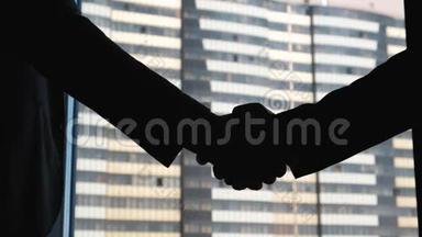 商人和合伙人握手。 已经达成协议或合同