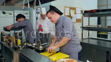 厨师和两名学员正忙着在厨房工作