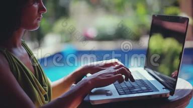 女人在游泳旁的笔记本电脑上打字，在暑假工作。 1920x1080。 高清高清