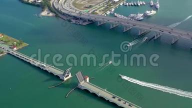 迈阿密，<strong>佛罗里达</strong>州，美国-2019年5月：空中无人机观景飞行迈阿密比斯坎湾。 从上面穿过和高架桥。