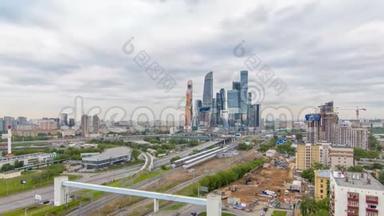 莫斯科城市摩天大楼的<strong>商业综合体</strong>。 前景是铁路和汽车立交桥。