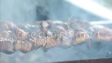 在串上煮肉。 吃些肉。 用热炭煮羊肉。