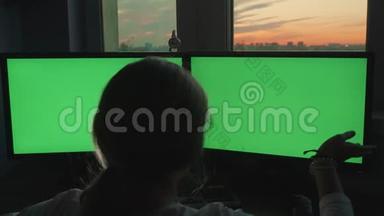 金发少女指指点点，在粉红色背景下的绿色<strong>大屏幕</strong>显示器前抓住他的头