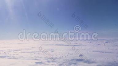 从飞机窗外，天空中的白云。 从窗外的飞机在蓝天白云中观看。 天堂