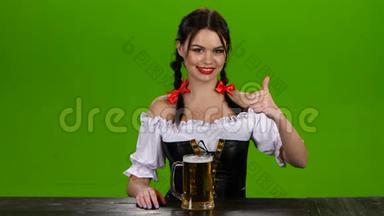 女孩提出要在<strong>啤酒</strong>节<strong>品尝</strong>美味的<strong>啤酒</strong>。绿色屏幕