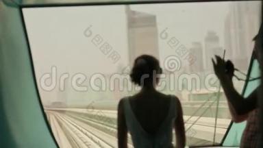 情侣乘坐迪拜<strong>地铁的</strong>火车拍照