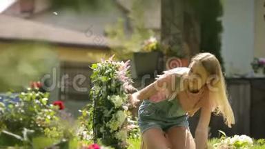 夏日阳光灿烂的节日回忆-少女微笑着在绿色的魔法草地上享受鲜花装饰