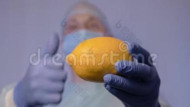 医生出示一个柠檬.. 这是治疗<strong>感冒</strong>的天然药物。