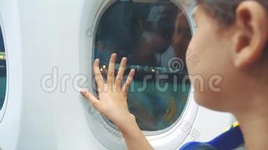 少女告别，挥手向窗前的飞机<strong>航空飞机</strong>概念生活方式挥手。 年轻的女孩