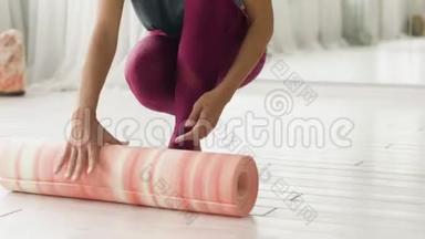 女子在瑜伽馆或健身房铺垫