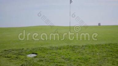 高尔夫球场中间的旗子
