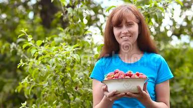 草莓，红的，熟的，甜的，拿着盘子，一个小女孩，微笑着。 含有维生素的膳食浆果。