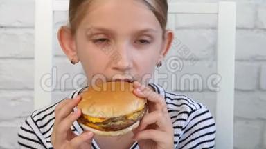 小孩吃快餐，小孩在餐馆吃汉堡包，小孩喝果汁