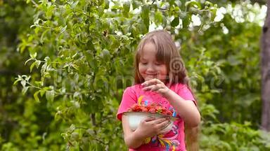 草莓，红的，熟的，甜的，拿着盘子，一个小女孩，微笑着。 含有维生素的膳食浆果