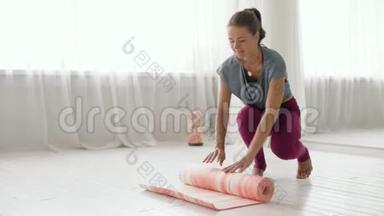女子在<strong>瑜伽馆</strong>或健身房铺垫