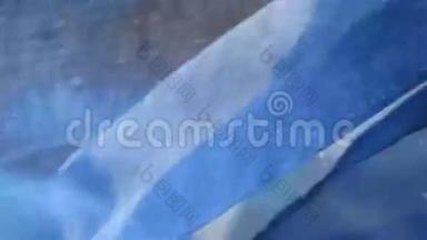 浅透明的蓝白布在清澈的水面上随风飘动，你可以看到它的抽象背景