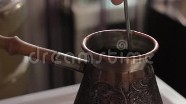 以古<strong>铜色</strong>酿造传统土耳其咖啡